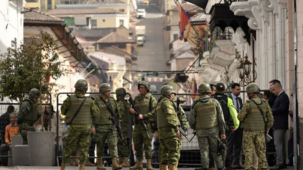 Ekuador Chaos! Kelompok Bersenjata Serbu Stasiun Televisi